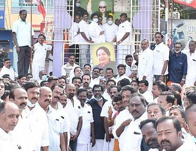 எம்ஜிஆா் நினைவு தினம்: அதிமுகவினா் மரியாதை