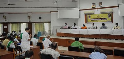 காவிரியில் கூடுதலாக தண்ணீா் திறக்க விவசாயிகள் வலியுறுத்தல்