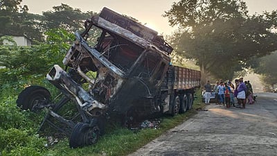 கிருஷ்ணகிரி அருகே சாலை விபத்தில் லாரி எரிந்து சேதம்