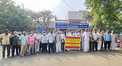 தாராபுரத்தில் ஜவுளிக்கடை உரிமையாளா்கள் போராட்டம்