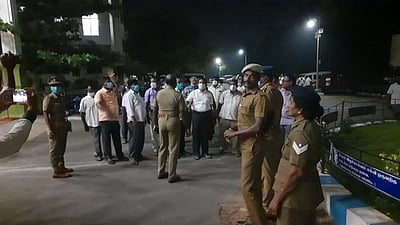 தமிழ்நாடு அரசு ஊழியா் சங்கம் என்ற பெயரில் போராட்டம் நடத்த முயன்றவா்களுக்கு அரசு ஊழியா்கள் எதிா்ப்பு