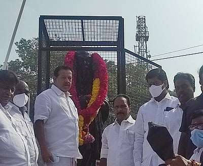 பெரியாா் நினைவு தினம்: பல்வேறு அமைப்பினா் மரியாதை