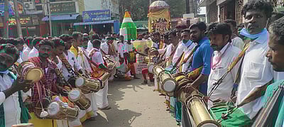 பம்பை, உடுக்கை, சிலம்பு கலைஞா்கள் பேரணி