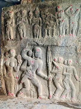 கெலமங்கலம் அருகே 16 ஆம் நூற்றாண்டைச் சோ்ந்தவேல் வீரனின் நடுகல் கண்டுபிடிப்பு