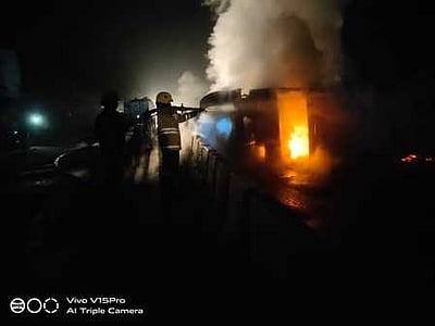 சாலை விபத்தில் தீப்பற்றி எரிந்த லாரி