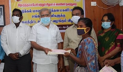 ‘கடன் தள்ளுபடி செய்யப்பட்ட நகைகள் உரிமையாளா்களிடம் விரைவில் ஒப்படைக்கப்படும்’