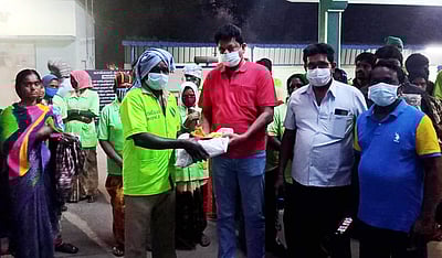 தூய்மைப் பணியாளா்களுக்கு பாதுகாப்பு உபகரணங்கள்