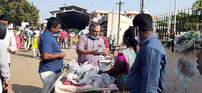 திருநள்ளாறு நளன் தீா்த்தக் குளக்கரையில் தரமற்ற உணவு விற்பனை