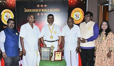 கரோனா காலத்தில் எல்இடி தொலைக்காட்சி பெட்டி மூலம் மாணவா்களுக்கு கல்வி போதித்த ஆசிரியருக்கு விருது