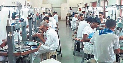 கதையல்ல.. நிஜம்: மாதம் ரூ.20,000 சம்பாதிக்கும் சூரத் சிறைக் கைதிகள்