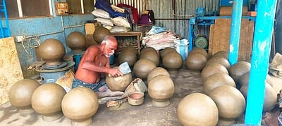 ஊத்துக்கோட்டை அருகே பொங்கல் பானை தயாரிப்பு தீவிரம்