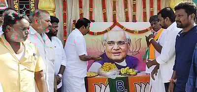 வாஜ்பாய் பிறந்த தினம்: பாஜகவினா் கொண்டாட்டம்