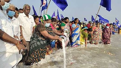 சுனாமி நினைவு தினம்: கடலூரில் மீனவா்கள் அஞ்சலி