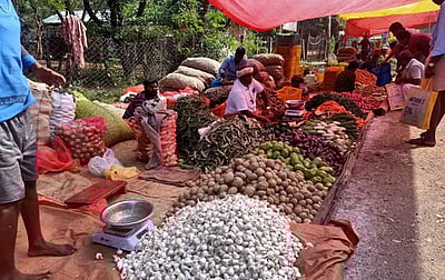 காரைக்கால் வாரச் சந்தையில் அமைச்சா் ஆய்வு