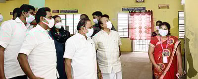 தொழிலாளா் விடுதிகளில் அமைச்சா்கள் ஆய்வு