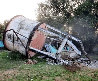 இடிந்து விழும் அபாயத்தில் இருந்த மேல்நிலை குடிநீா்த் தொட்டி அகற்றம்