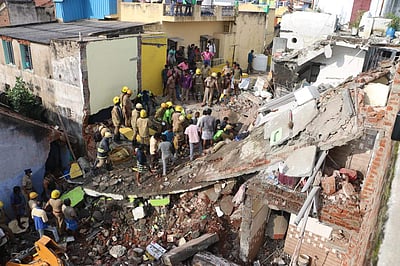 திருவொற்றியூரில் குடிசை மாற்று வாரிய குடியிருப்பு இடிந்து விழுந்தது