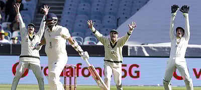 ஆஷஸ் தொடர் வெற்றியை நெருங்கும் ஆஸ்திரேலியா: மெல்போர்னில் மேலும் தடுமாறும் இங்கிலாந்து