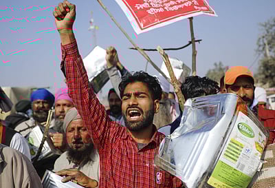 கேஜரிவால் பதவி விலகக் கோரி பாஜக எம்எல்ஏக்கள் ஆர்ப்பாட்டம்!