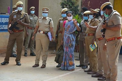 ஒரு மாத பரோலில் நளினி விடுவிப்பு