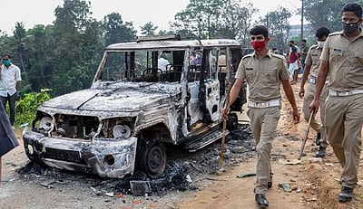 கேரளத்தில் வடகிழக்கு மாநில தொழிலாளா்கள் வன்முறை: போலீஸாா் மீது தாக்குதல்; வாகனங்களுக்கு தீ வைப்பு