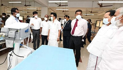 ஒமைக்ரான் தடுப்பு நடவடிக்கைகள்: முதல்வா் நேரில் ஆய்வு