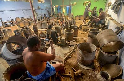 கரோனா பொதுமுடக்க அச்சம்: பொங்கல் பித்தளை பாத்திர ஆர்டர்கள் குறைந்ததால் தொழிலாளர்கள் தவிப்பு