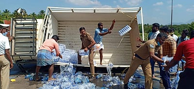 தேனி: டயர் வெடித்து கவிழ்ந்த லாரி, சாலையில் சிதறிய தண்ணீர் பாட்டில்கள்