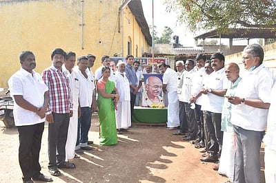 காங்கிரஸ் ஆண்டு விழா: ஈரோட்டில் கொடியேற்றி காங்கிரஸார் கொண்டாட்டம்