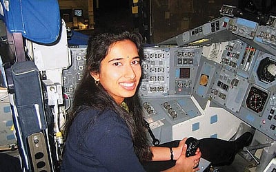 கிரகநிலை  ஆய்வு  செய்யும் இந்திய பெண்!