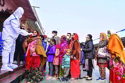 ஒமைக்ரான் பாதிப்பு எண்ணிக்கை 653-ஆக உயா்வு