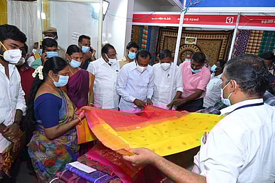 ஈரோட்டில் மாநில அளவிலான கைத்தறி கண்காட்சி தொடங்கியது