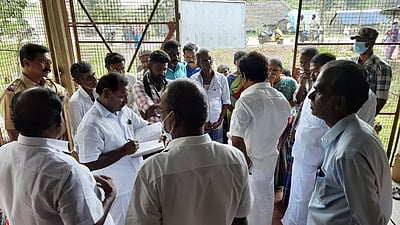 பேராவூரணியில் தொடக்க வேளாண்மைகூட்டுறவு வங்கி  முற்றுகை