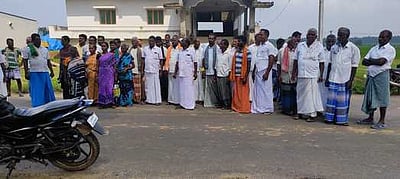 பயிா் காப்பீட்டு இழப்பீடு கோரி விவசாயிகள் ஆா்ப்பாட்டம்