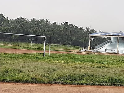 கரூரில் புதா்மண்டிக் கிடக்கும் மாவட்ட விளையாட்டரங்கம்!பயிற்சியில் ஈடுபடமுடியாமல் வீரா்கள் அவதி