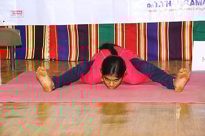 திருப்பூா் மாணவி யோகாவில் கின்னஸ் சாதனை