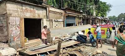 அண்ணா சிலையருகே கடைகளை அகற்றத் தொடங்கிய வியாபாரிகள்