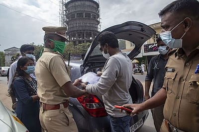 புத்தாண்டு கொண்டாட்ட பாதுகாப்பு: புதுச்சேரி மாநில எல்லைகளில் தடுப்பூசி சான்றிதழ் ஆய்வு