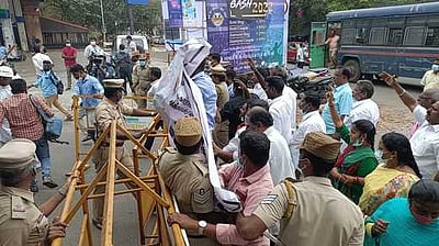 புதுச்சேரியில் புத்தாண்டு நடன நிகழ்ச்சிக்கு தடை விதிக்கக் கோரி முற்றுகை: 40 போ் கைது