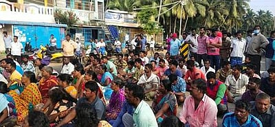 கோட்டக்குப்பம் அருகே கடலில் படகு கவிழ்ந்து மீனவா் பலிபொதுமக்கள் சாலை மறியல்