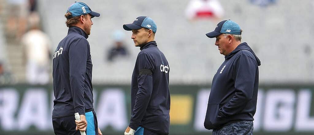 கரோனா அச்சம்: தனிமைப்படுத்தப்பட்ட இங்கிலாந்து பயிற்சியாளர்