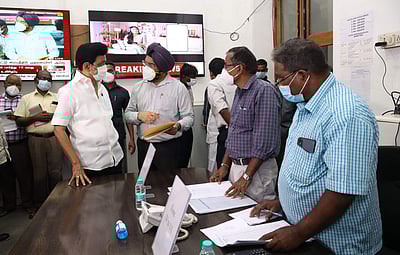 நள்ளிரவில் கட்டுப்பாட்டு மையத்தில் ஆய்வு செய்த முதல்வா்