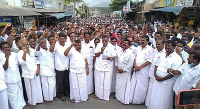 கட்சி அலுவலகத்தில் காவல் துறையினா் விசாரணை: அதிமுகவினா் ஆா்ப்பாட்டம்