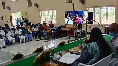 கல்குவாரி கருத்துக் கேட்புக் கூட்டத்தில் வாக்குவாதம்: மாவட்ட ஆட்சியா் சமரசம்