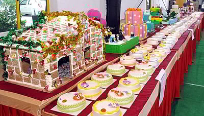 பெரம்பலூா் அஸ்வின்ஸ் இனிப்பகத்தில் கேக் திருவிழா தொடக்கம்