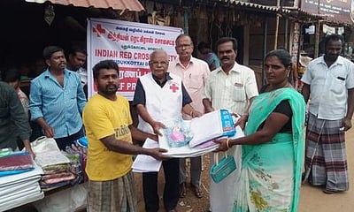 ஏழைகளுக்கு நிவாரணப் பொருள்கள் வழங்கல்