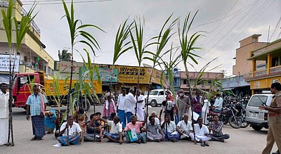 காவிரி பாசனப் பகுதி கரும்பு விவசாயிகள் ஆர்ப்பாட்டம்
