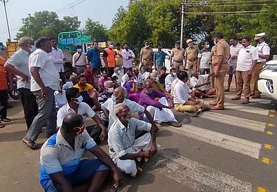 திருச்சி - புதுகை சாலையில் பொதுமக்கள் மறியல்