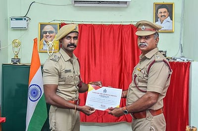 சிறப்பாக பணியாற்றிய தீயணைப்பு வீரா்களுக்கு பாராட்டு