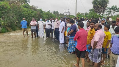 கொங்கணாபுரம் பகுதியில் கனமழை:  மாநில நெடுஞ்சாலையில் போக்குவரத்து நிறுத்தம்